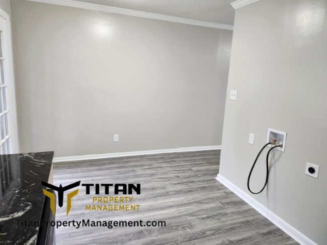 Building Photo - 2 bed/1 bath Townhouse