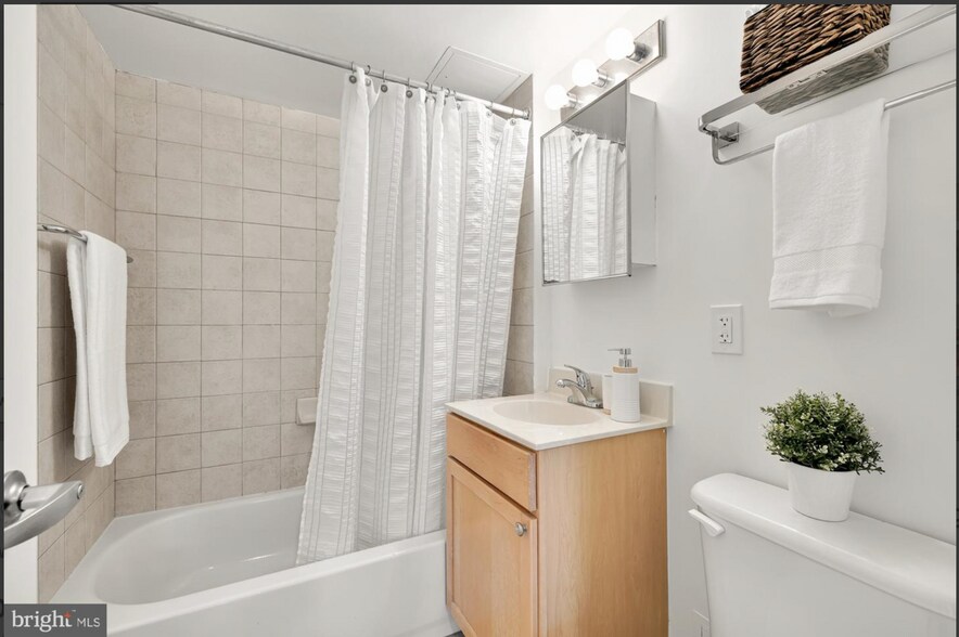 Bathroom - 800 4th St SW