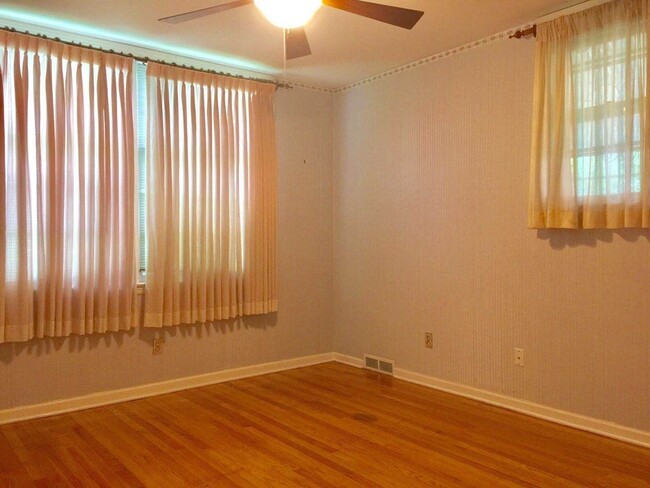 Building Photo - Large brick home, 3 fireplaces, Raytown sc...