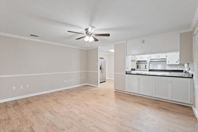 Building Photo - GREAT LOCATION AND MOVE IN READY