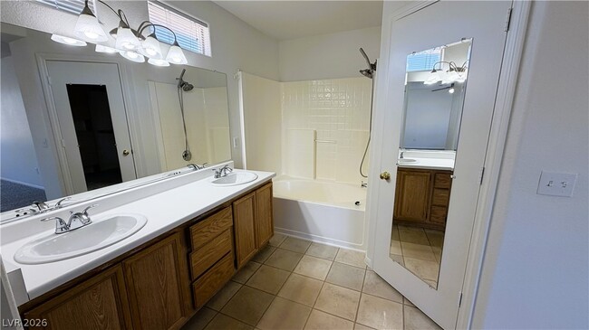 Building Photo - 2424 Predera Ave