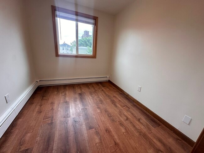 Building Photo - 253 Elm St