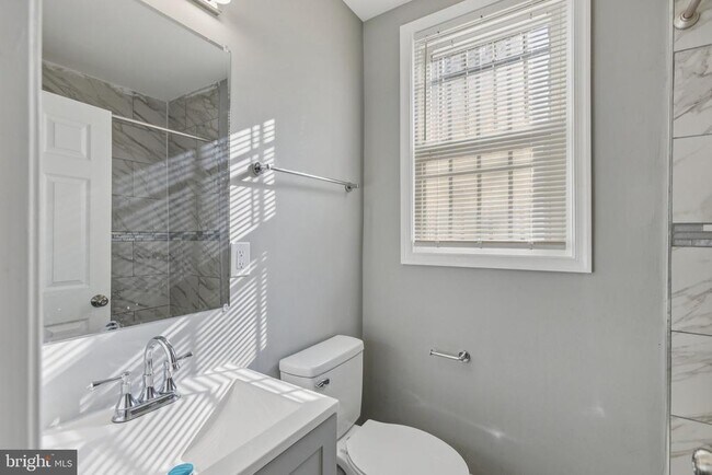 Building Photo - 405 34th St SE