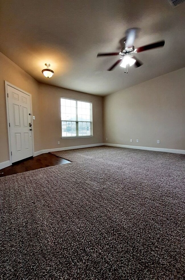 Building Photo - Beautiful 4 Bedroom, 2 Bath in sought after Arlington Neighborhood!