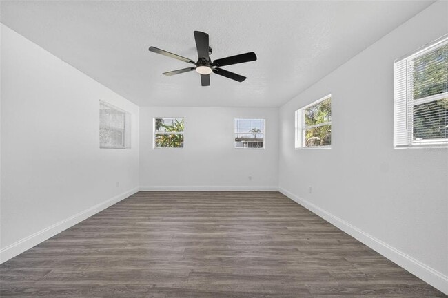 Building Photo - 3034 Touraine Ave