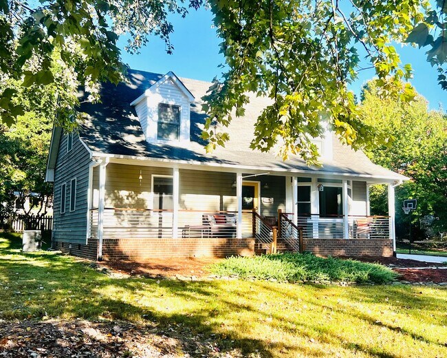 Building Photo - Fabulous 4 Bedroom 3 Bathroom Home with Pr...