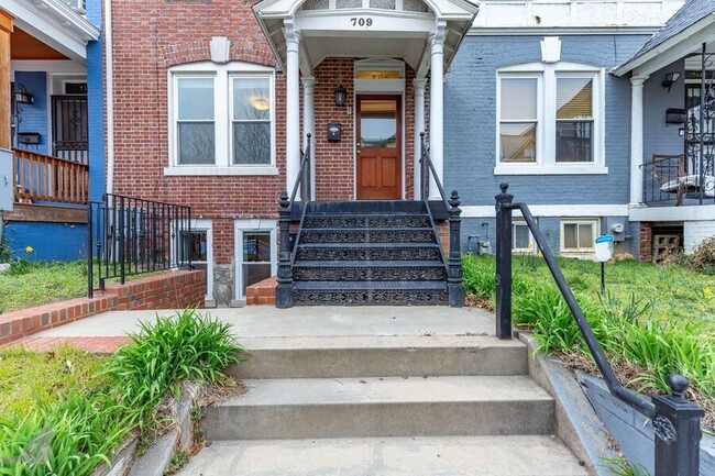 Building Photo - Excellent English Basement in Parkview!