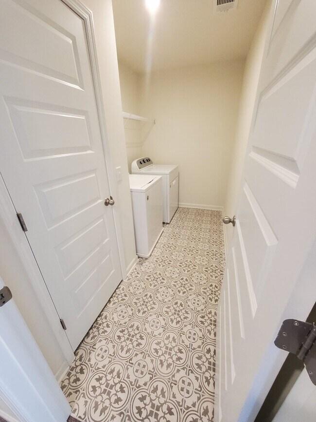 Building Photo - Beautiful, like new home in Mt Juliet with...