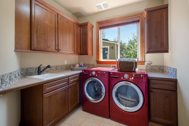 Building Photo - Live the Tuscan Life in Kirkland