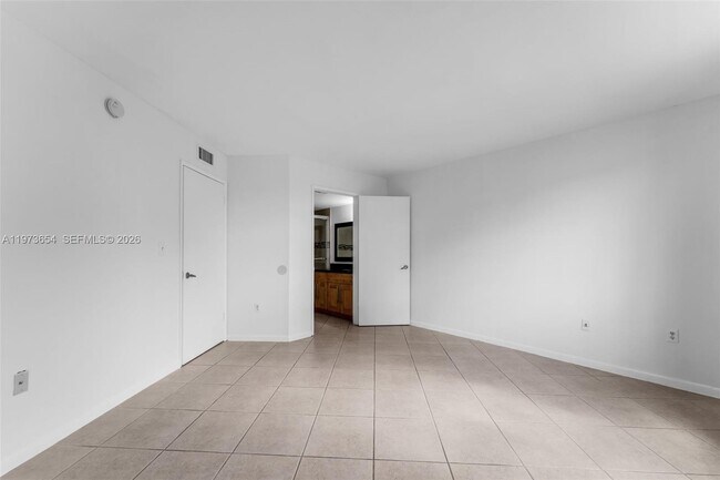 Building Photo - 9735 Fontainebleau Blvd