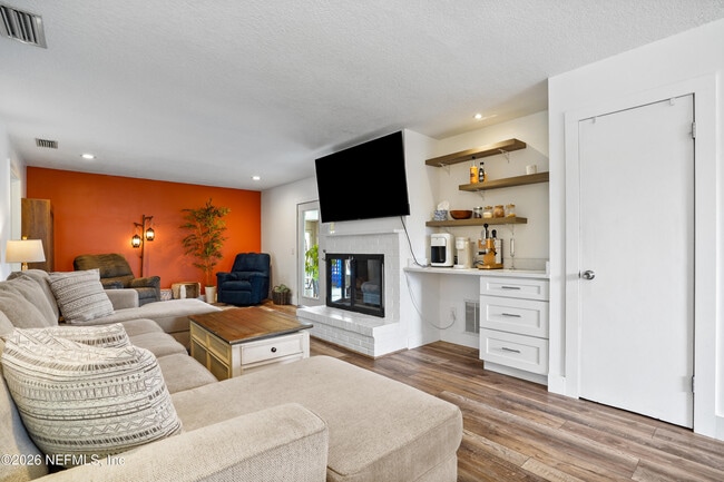 Building Photo - 6717 Lenczyk Dr