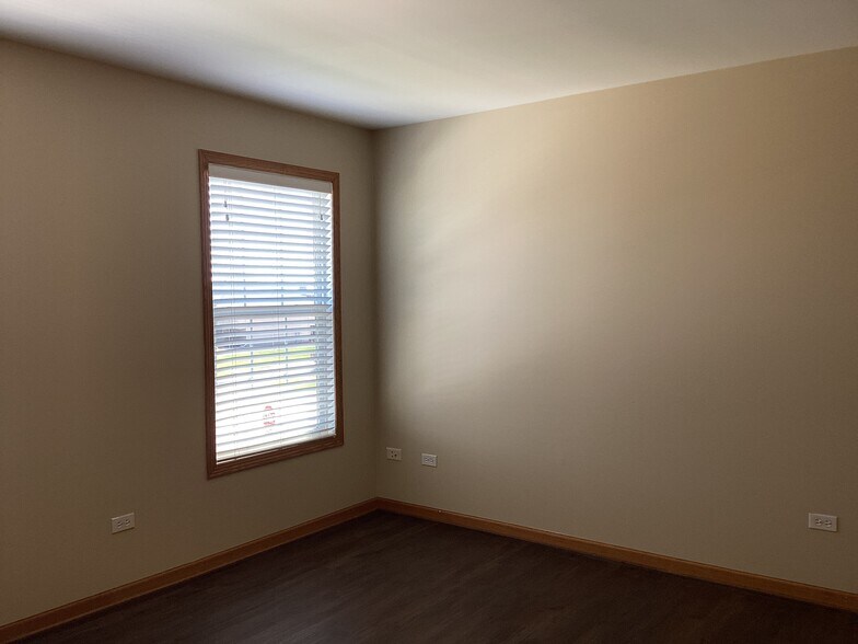 Building Photo - 1305 Bassett Dr