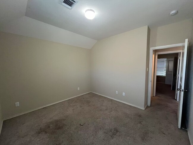 Building Photo - Spacious 4-Bedroom Family Home with Open F...