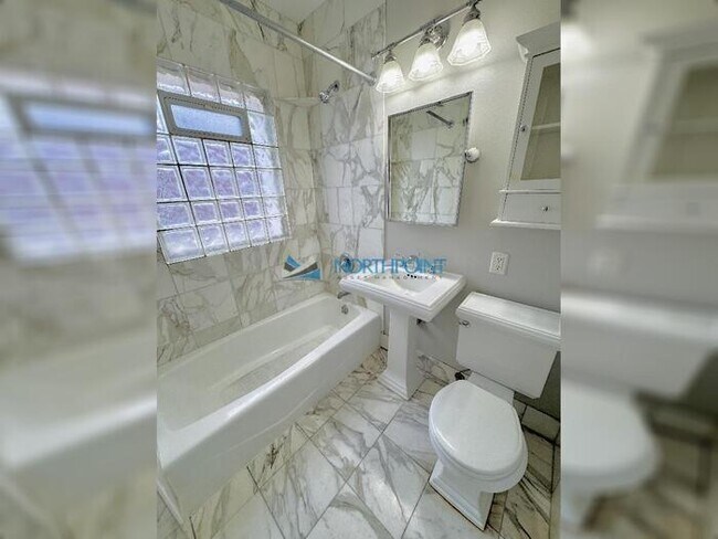 Building Photo - Amazing Top Floor 2bedroom w/Den Plaza Con...