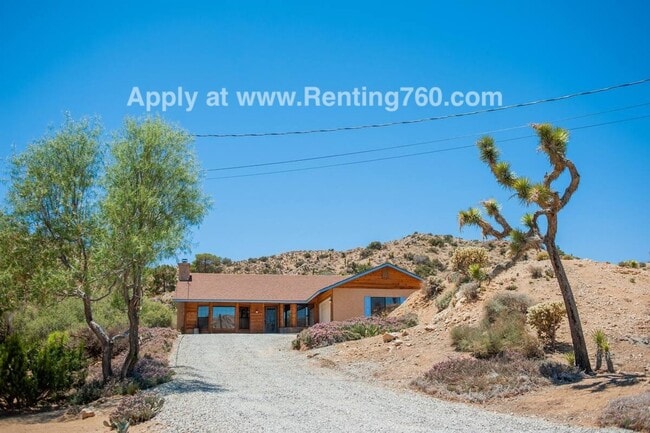 Building Photo - Charming 3 Bedroom 2 Bathroom Home In The Highly Desired Juniper Terrace Neighborhood!!