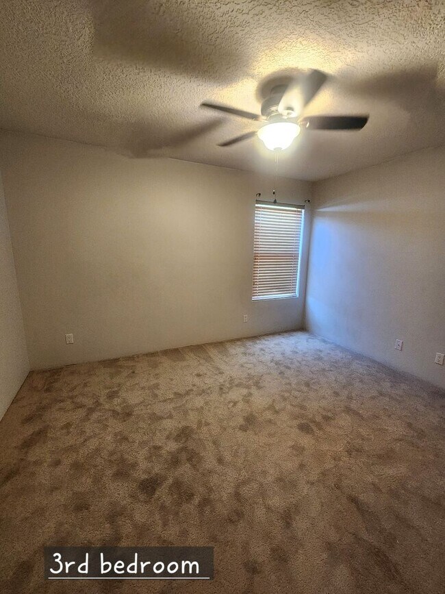 Building Photo - 4 bedroom 2.5 bath far NE Heights