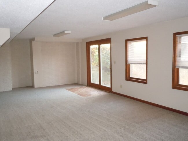 Building Photo - 3-4 Bedroom Executive Home on 5 Acres has 4 Baths and a 3 Car Garage!!