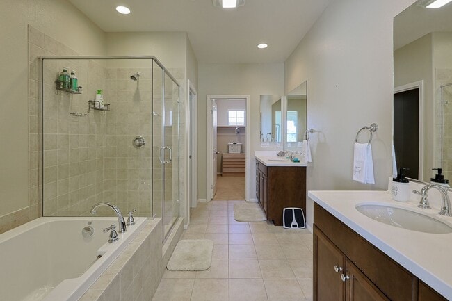 Building Photo - Fully Furnished 2-Bed, 2.5-Bath Home with ...