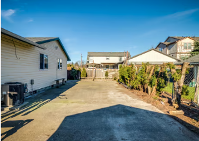 Building Photo - Beautiful Home with huge yard!