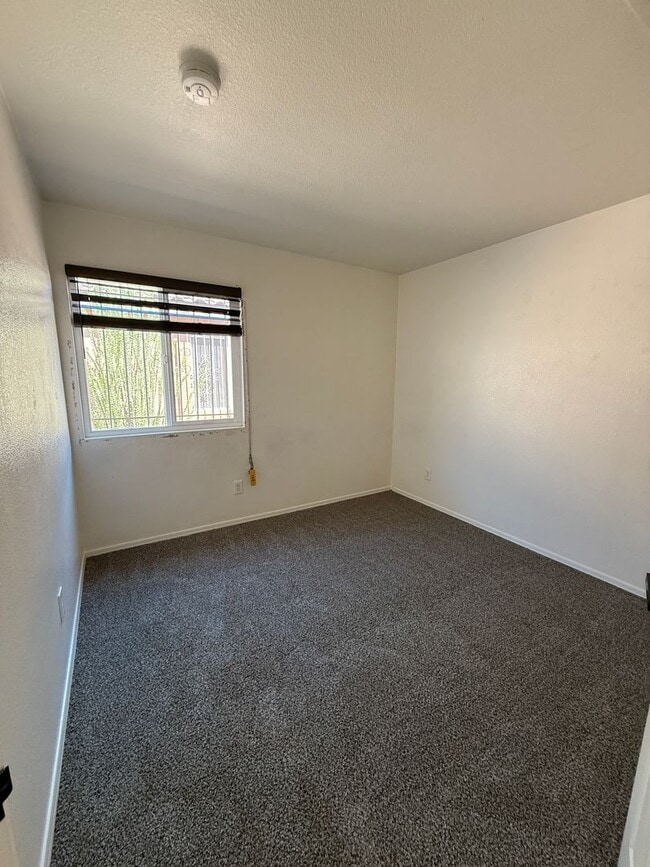 Building Photo - NEW CARPET! 3 Bed / 2 Bath Single Family H...