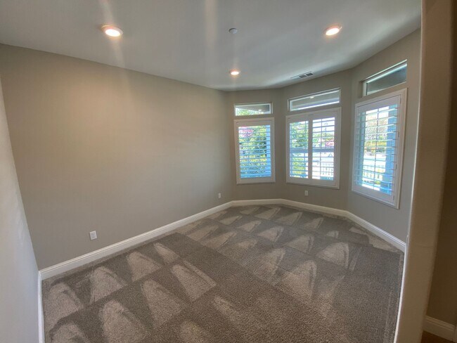 Building Photo - 3163 Parks Ave