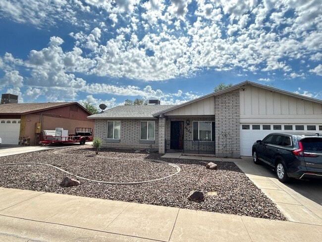 Building Photo - Stunning 3 Bedroom 2 Bath