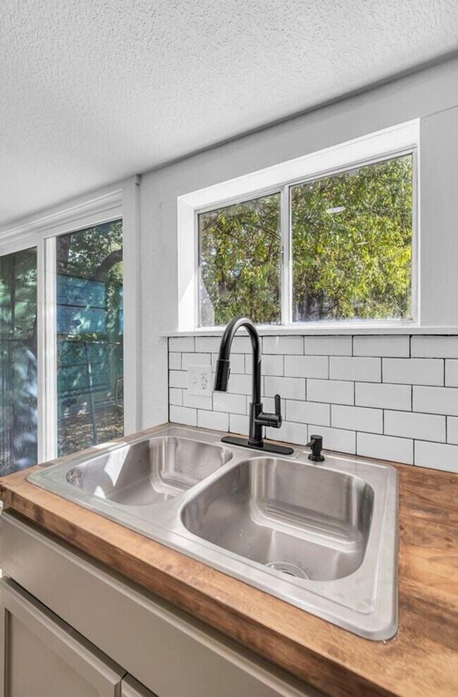 Building Photo - Spacious 4BD 2BA Home in Waco