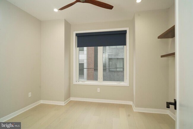Building Photo - 1449 N Myrtlewood St