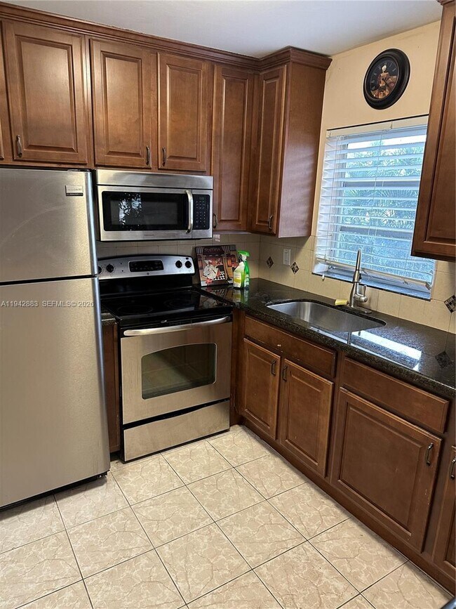 Building Photo - 3048 Sunrise Lakes Dr E