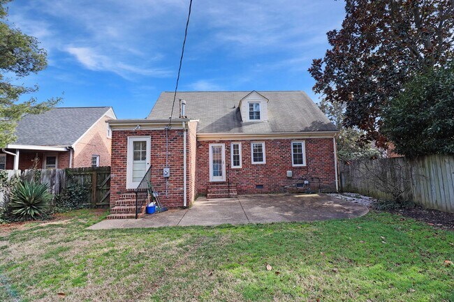 Building Photo - Dreamy 4 Bed, 2 Bath Cape Cod in Sauer's Garden Available Now!