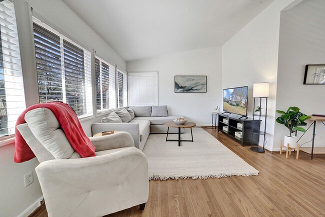 Building Photo - 204 Woodside Dr