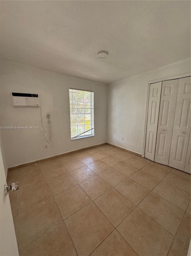 Building Photo - 1462 SW 19th Ave