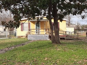 Building Photo - 3 bedroom home 2 full bathroom