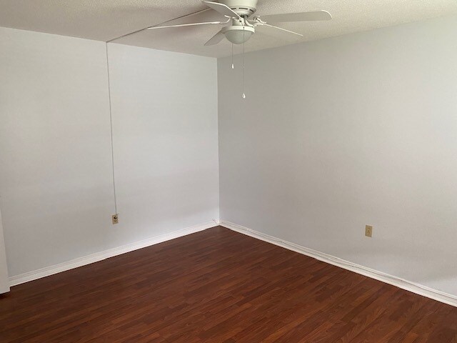 Building Photo - 6965 Avenue des Palais