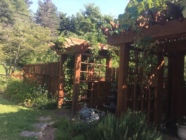 Building Photo - Wonderful Kenilworth location! Lovely landscaping and beautiful hardwood flooring!