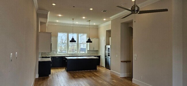 Building Photo - 712 Cage St