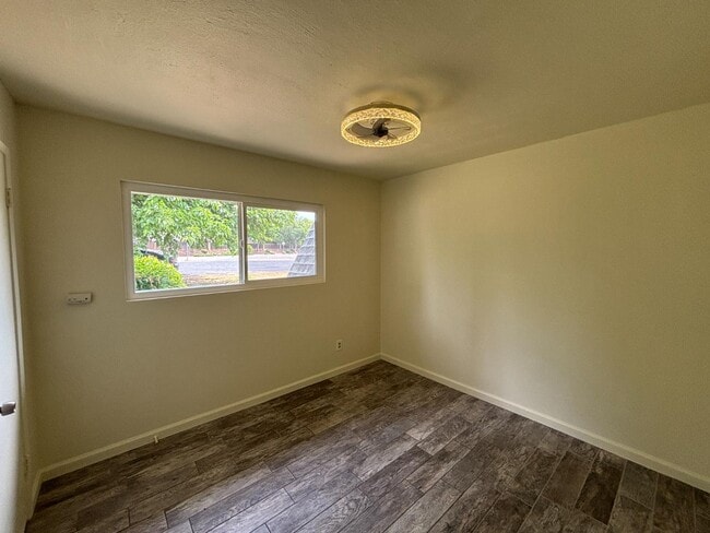 Building Photo - 7421 N Maple Ave