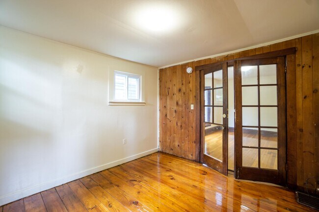 Building Photo - Spacious 5 Bed/2 Bath Single Family Home W...