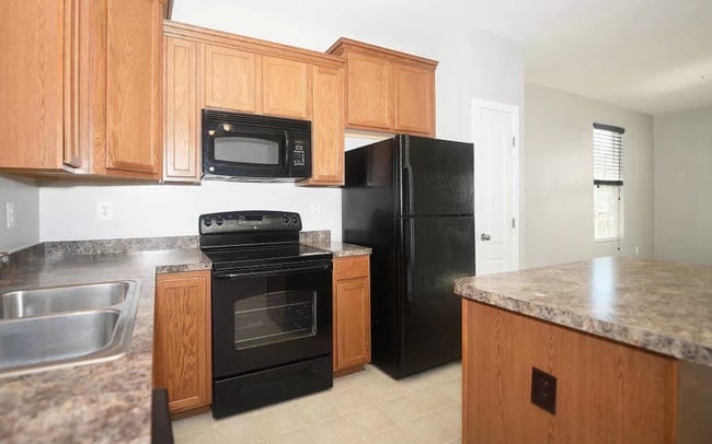 Building Photo - Beautiful End-Unit Townhome in Tanyard Spr...