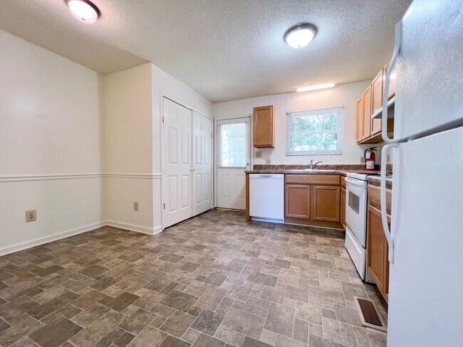 Building Photo - Three-Bedroom, Two Bathroom at Hill Street Duplex