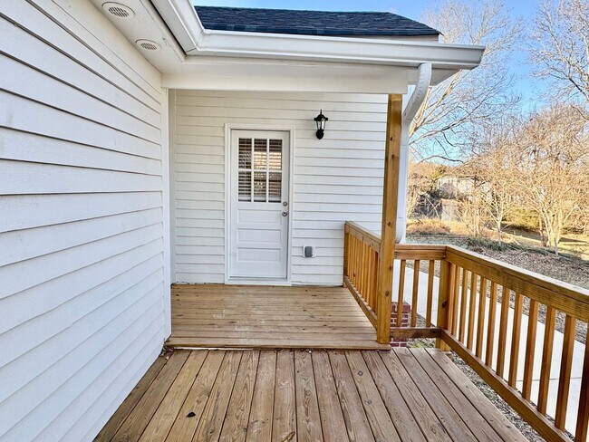 Building Photo - 218 College St