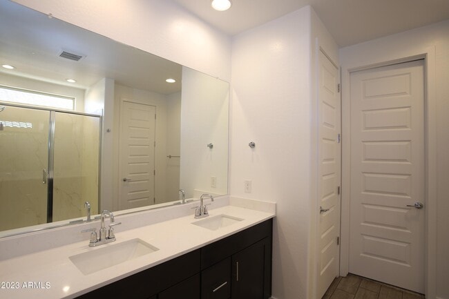 Building Photo - 2540 W Sunland Ave
