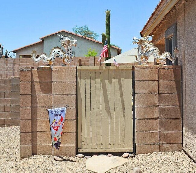 Building Photo - Priced right in Dove Mountain. Fresh & cle...