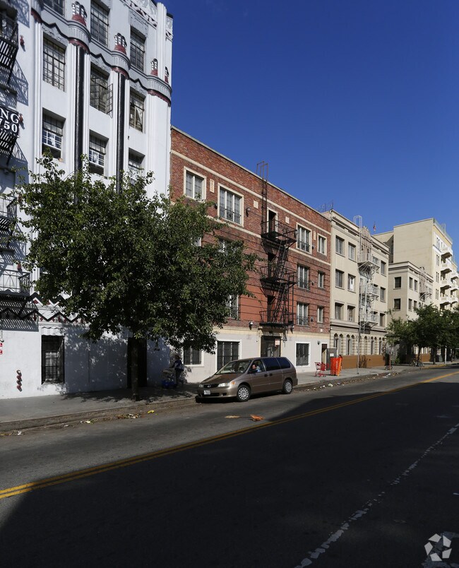 739 S Normandie Ave - Normandie