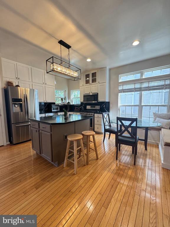 Building Photo - 9241 Greenshire Dr