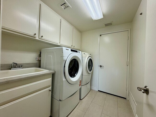 Building Photo - 4925 Regla Ct