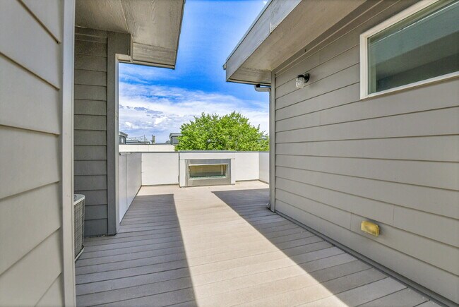 Building Photo - $2,895.95- 2 Bed/2.5-bathroom Townhome in Denver with Rooftop Deck!