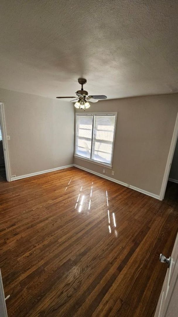 Building Photo - 3 bedroom 1 bathroom with 1 car garage in 76107