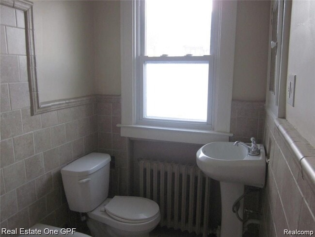 Building Photo - 1005 Beaconsfield Ave