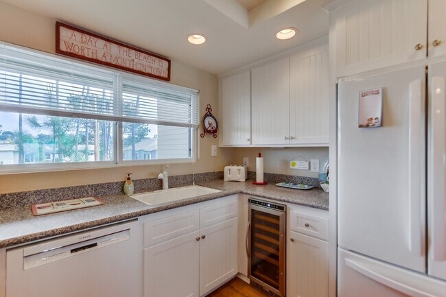 Building Photo - 233 S Helix Ave